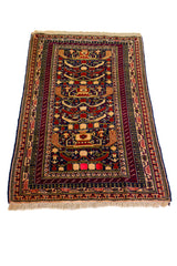 Alfombra Persa Schiraz rojo y beige de 1.42 x 0.86 mts, vista en perspectiva que permite apreciar el campo central y las guardas
