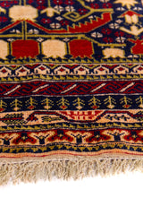 Alfombra Persa Schiraz rojo y beige de 1.42 x 0.86 mts, detalle cercano de los motivos del campo y la combinación de tonos