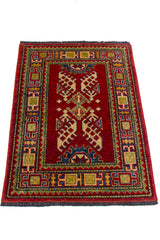 Alfombra Caucasica Kazak ladrillo y Multicolor de 0.70 x 1.00 mts, vista en perspectiva que permite apreciar el campo central y las guardas