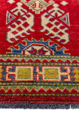 Alfombra Caucasica Kazak ladrillo y Multicolor de 0.70 x 1.00 mts, detalle cercano de los motivos del campo y la combinación de tonos