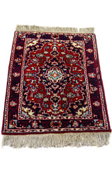 Alfombra Persa Karadja rojo y azul de 0.70 x 0.95 mts, detalle cercano de los motivos del campo y la combinación de tonos