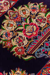 Alfombra Persa Sarouk azul y rojo de 0.69 x 1.05 mts, detalle cercano de los motivos del campo y la combinación de tonos