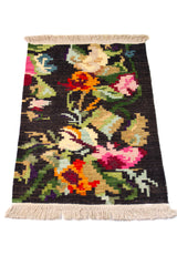 Alfombra Kilim verde de 0.60 x 0.90 mts, vista en perspectiva que permite apreciar el campo central y las guardas