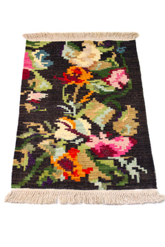 Alfombra Kilim verde de 0.60 x 0.90 mts, vista en perspectiva que permite apreciar el campo central y las guardas