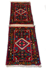 Alfombra Persa Hamadan rojo de 0.49 x 0.78 mts, vista en perspectiva que permite apreciar el campo central y las guardas