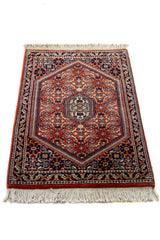 Alfombra Persa Horazan naranja y azul de 0.75 x 1.10 mts, detalle cercano de los motivos del campo y la combinación de tonos