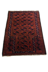 Alfombra Persa Beluschistan marrón de 0.80 x 1.20 mts, detalle cercano de los motivos del campo y la combinación de tonos