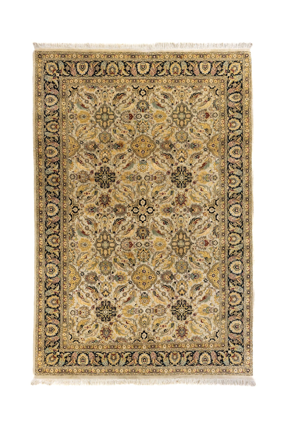 Alfombra clásica de estilo oriental en tono beige claro con diseño floral simétrico y guarda oscura decorativa.