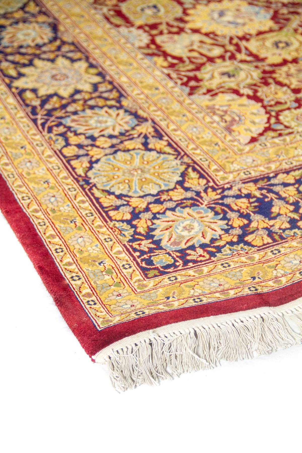 Borde azul marino con rosetones y franjas doradas, detalle del campo rojo con flores y arabescos