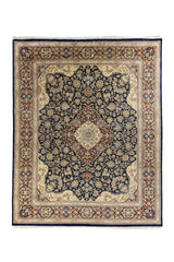 Alfombra clásica oriental con medallón central, fondo azul marino y guarda beige con detalles en rojo