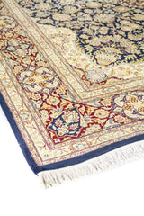 Detalle en ángulo del borde beige y rojo con flores, campo azul marino con diseño ornamental