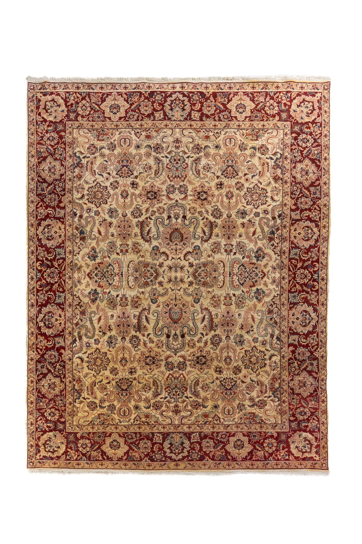 Alfombra clásica de inspiración persa con fondo beige, marco rojo y ornamentos florales