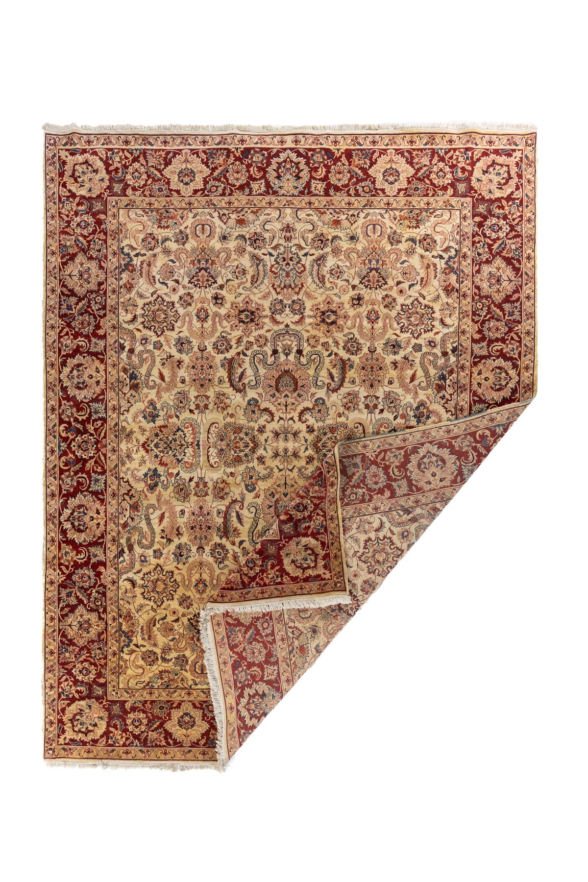 Alfombra con doblez en una esquina para ver el reverso, el borde y la densidad del tejido.