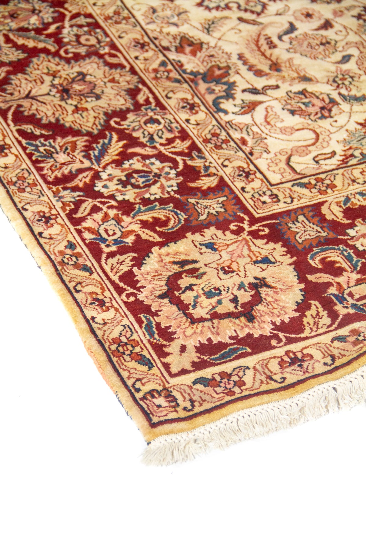 Acercamiento del diseño en la guarda roja, con motivos vegetales en azul y anaranjado.