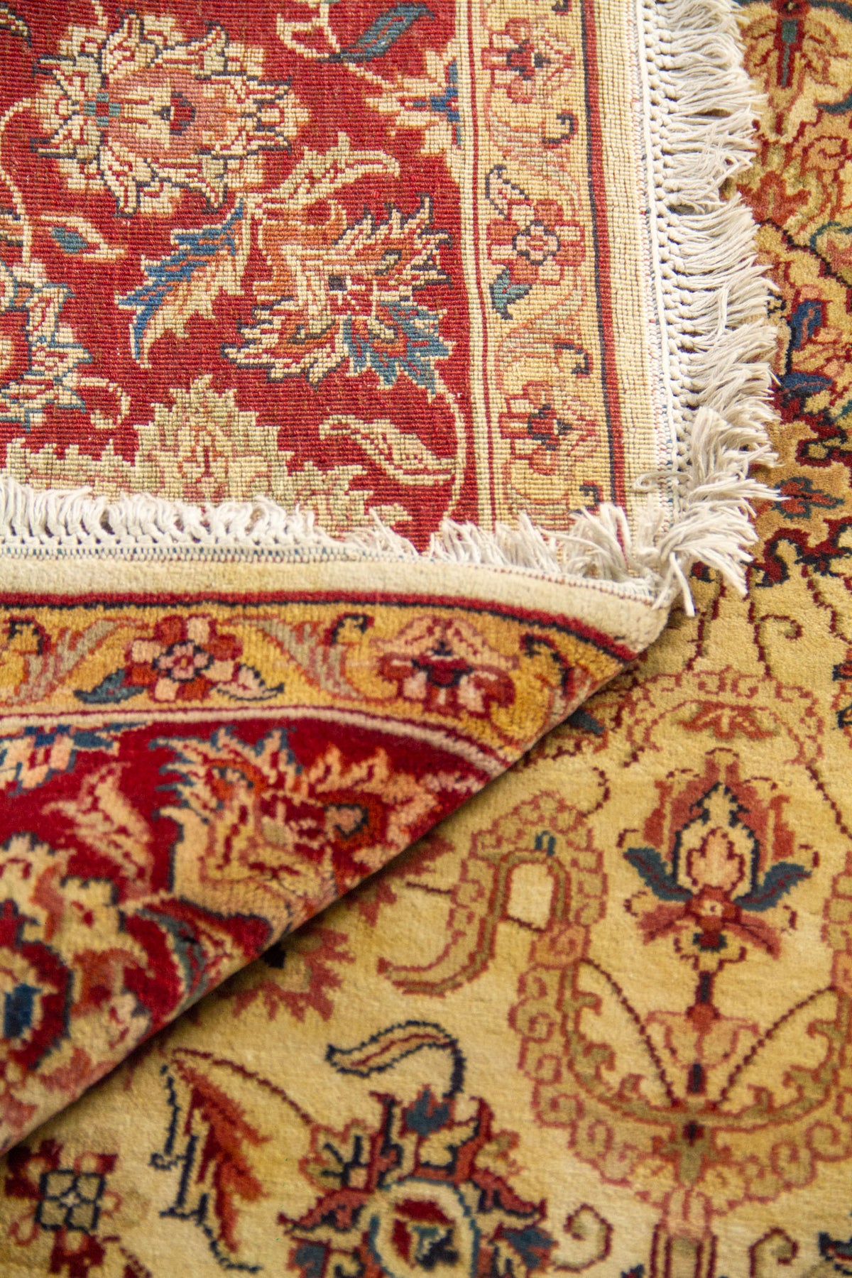 Detalle de flecos y terminación del canto, mostrando la textura del hilo y el remate.