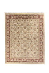 Alfombra clásica estilo persa con fondo beige y amplia guarda en tono rojo con motivos florales.