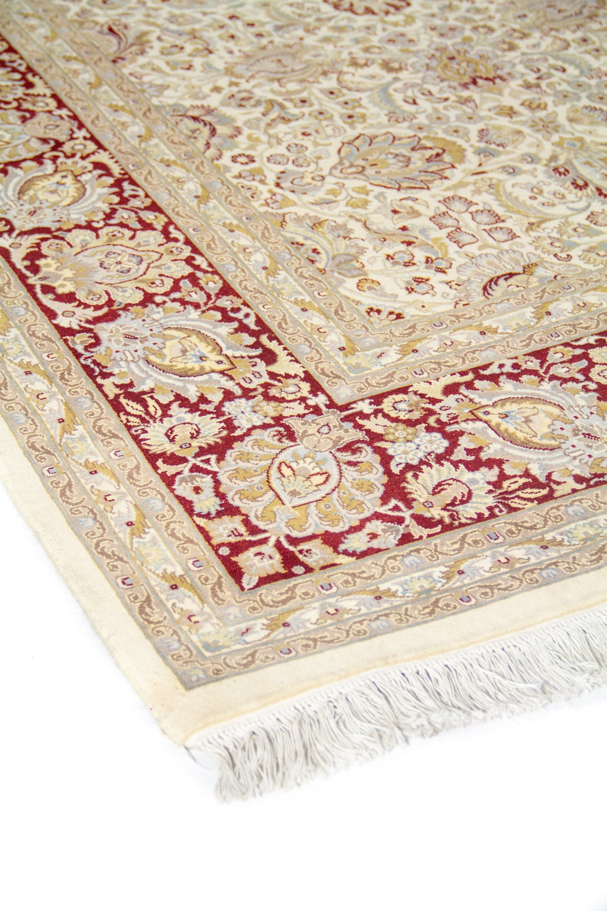 Vista en perspectiva del borde rojo con flores, campo central en tonos crema.