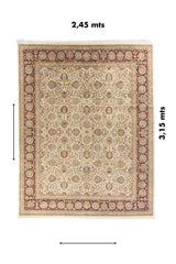 Alfombra con medidas indicadas 2,45 x 3,15 m, diseño clásico en beige con guarda roja.