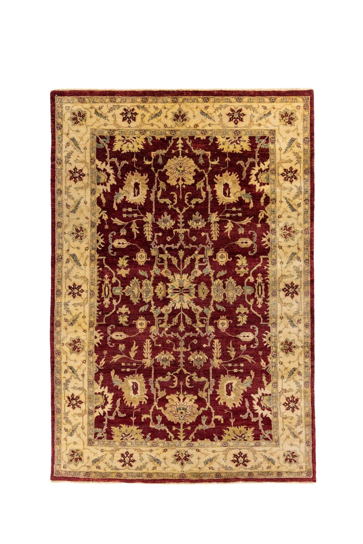 Alfombra clásica de estilo oriental con fondo rojo, motivos florales simétricos y guarda beige decorativa.