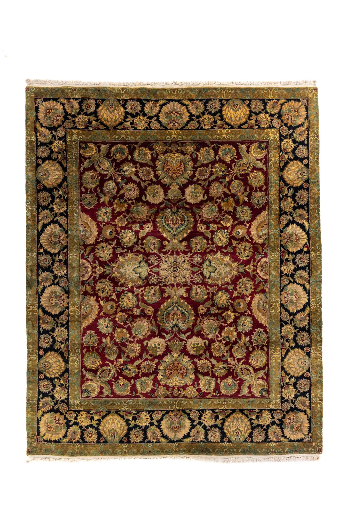 Alfombra oriental de fondo rojo con diseño floral clásico, guarda negra y borde verde oliva.