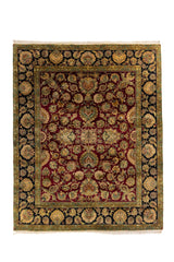 Alfombra oriental de fondo rojo con diseño floral clásico, guarda negra y borde verde oliva.