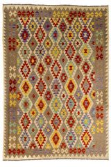 Alfombra kilim de diseño geométrico multicolor con patrón repetitivo de rombos sobre fondo beige y bordes marrón claro.