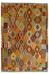 Alfombra kilim de estilo tradicional con motivos geométricos en tonos vivos como naranja, azul, morado y amarillo-mostaza sobre un fondo azul verdoso.