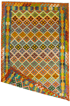 Vista completa de la alfombra con una esquina doblada, mostrando el reverso del tejido y confirmando su diseño reversible.