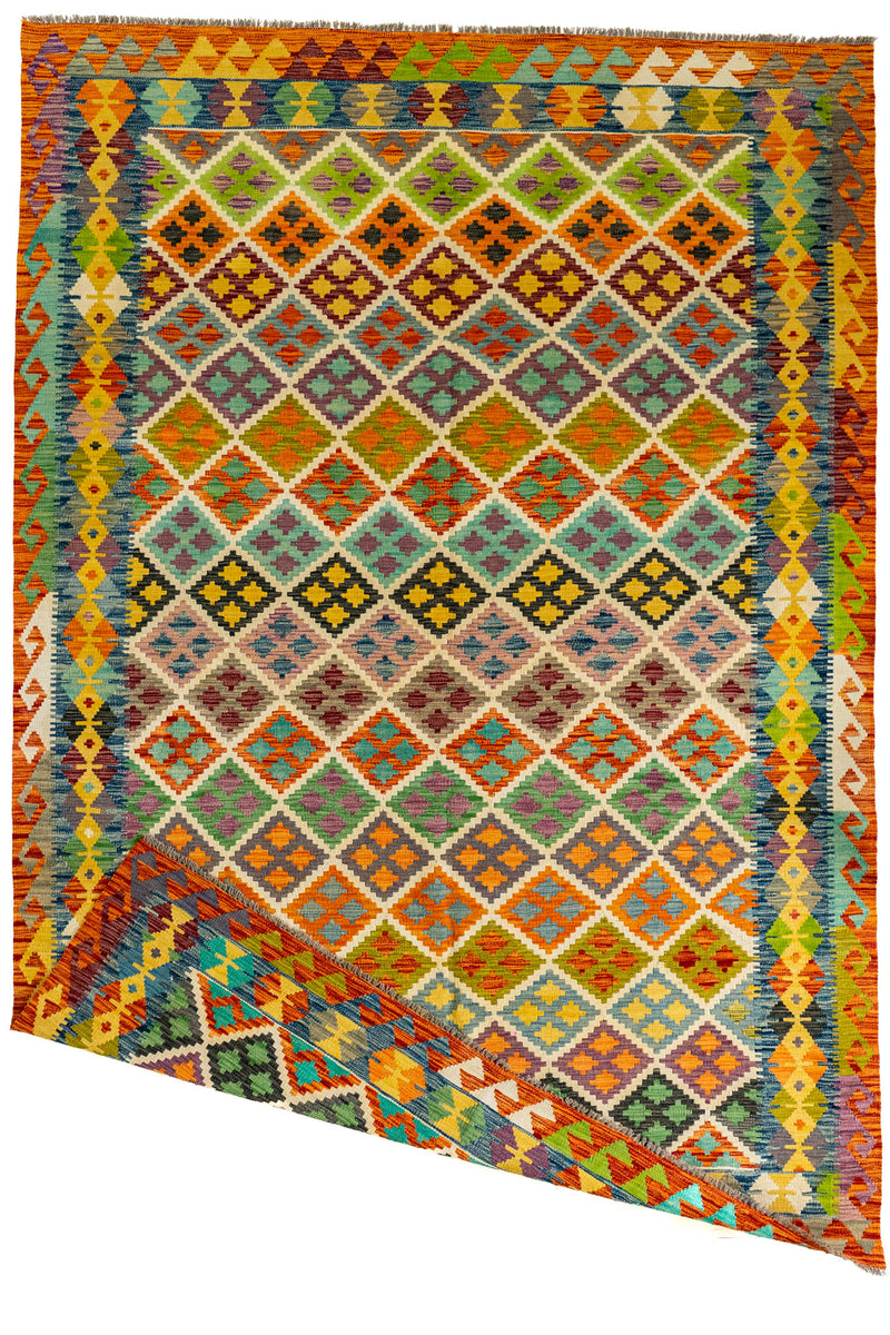 Vista completa de la alfombra con una esquina doblada, mostrando el reverso del tejido y confirmando su diseño reversible.