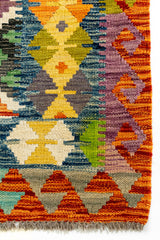 Primer plano del borde superior derecho que resalta los colores intensos y la complejidad de los patrones escalonados.