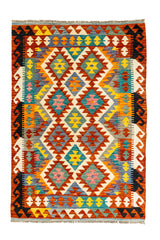 Alfombra kilim con diseño geométrico de rombos y diamantes multicolores, enmarcada por una guarda en tonos cálidos y contrastes en negro.