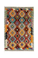 Alfombra kilim de diseño geométrico con rombos entrelazados en tonos naranja, morado, azul y verde, enmarcada por un borde jaspeado en crema y gris.