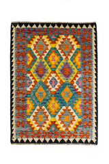 Alfombra kilim rectangular con patrón geométrico simétrico en tonos naranjas, verdes, amarillos, morados y detalles en negro sobre fondo beige.