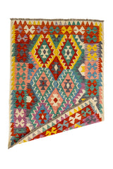 Alfombra kilim con una esquina doblada que muestra el reverso del tejido artesanal con los mismos motivos geométricos.