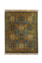 Alfombra de estilo geométrico tradicional con fondo azul suave, medallones escalonados en tonos beige y azul oscuro, y detalles en dorado, celeste y rosa.