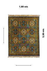 Alfombra geométrica tradicional con medidas señaladas de 1.80 mts de ancho por 2.30 mts de largo.