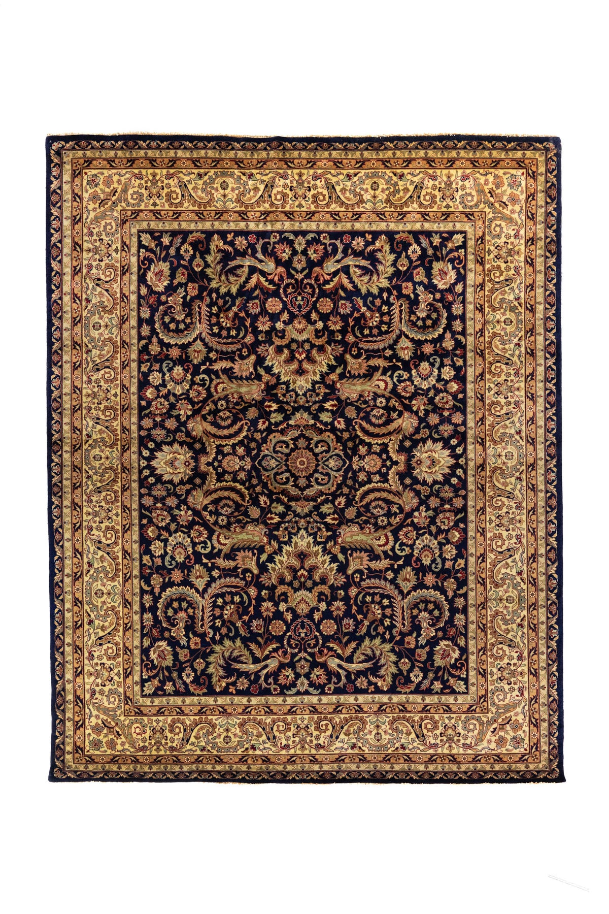 Alfombra clásica oriental azul oscuro con motivos florales ornamentales y guarda beige, vista completa