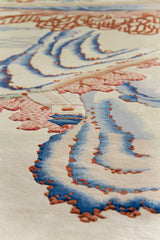 Perspectiva cercana de las fibras y la textura elevada en el diseño de la montaña de la alfombra oriental.