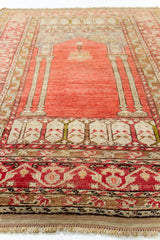 Perspectiva baja de la alfombra desde la base del mihrab, con columnas dobles y fondo rojo texturizado, enmarcada por patrones tradicionales.