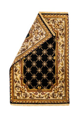 Alfombra vista desde arriba con una esquina doblada, mostrando el reverso y el diseño simétrico de inspiración europea con tonos sobrios y elegantes.