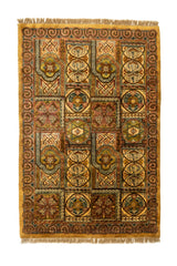 Vista completa de la alfombra rectangular con diseño de mosaicos geométricos y motivos florales en tonos dorados, verdes, burdeos y azules.