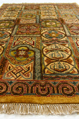 Toma lateral en perspectiva baja de la alfombra, destacando el relieve de los patrones y la intensidad de los colores cálidos y fríos.