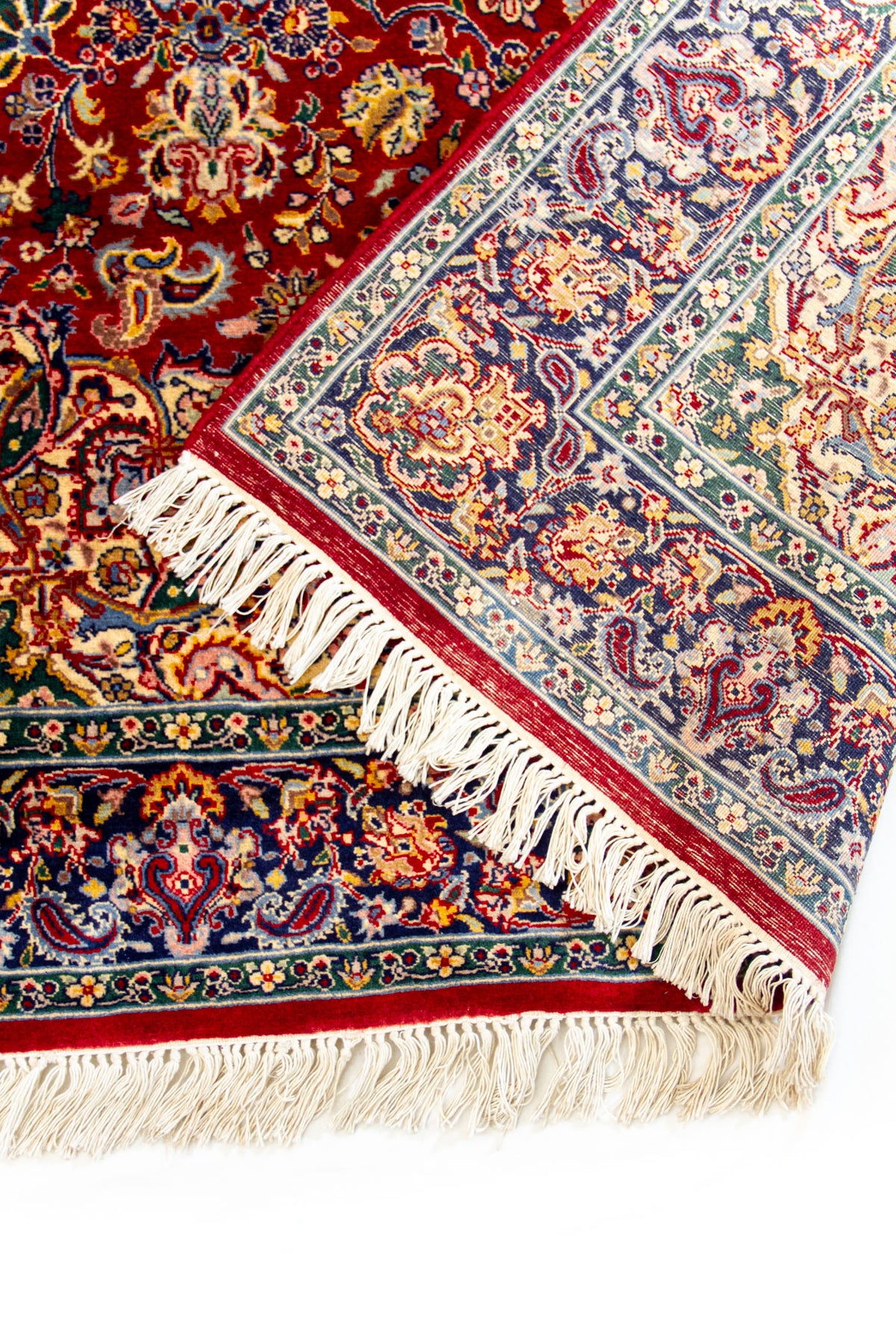 Detalle cercano del reverso de la alfombra mostrando los nudos y la precisión del diseño floral.