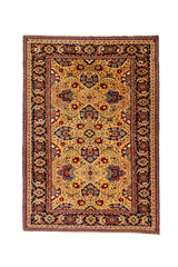 Alfombra con vista completa con fondo dorado y diseño floral simétrico en tonos burdeos, verde oliva y azul oscuro.