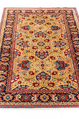 Vista en perspectiva de alfombra con fondo dorado, mostrando el centro simétrico y los motivos florales detallados.