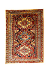  Alfombra oriental vista completa, con diseño geométrico central en tonos rojo, beige y azul, enmarcada por múltiples franjas decorativas.