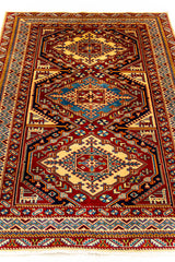 Vista en perspectiva de la alfombra oriental, resaltando los patrones simétricos y el uso de colores vibrantes.