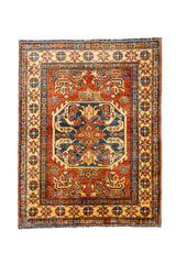 Alfombra oriental con fondo rojo intenso y medallón central azul, bordeada por una guarda floral en tonos beige, azul y anaranjado.