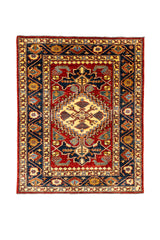 Alfombra oriental con fondo rojo y medallón central beige, rodeada de patrones geométricos y bordes en tonos azul marino, dorado y crema.