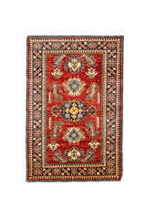 Alfombra oriental con fondo rojo profundo, medallones simétricos en azul y beige, y bordes decorativos con patrones tribales en tonos beige y azul oscuro.